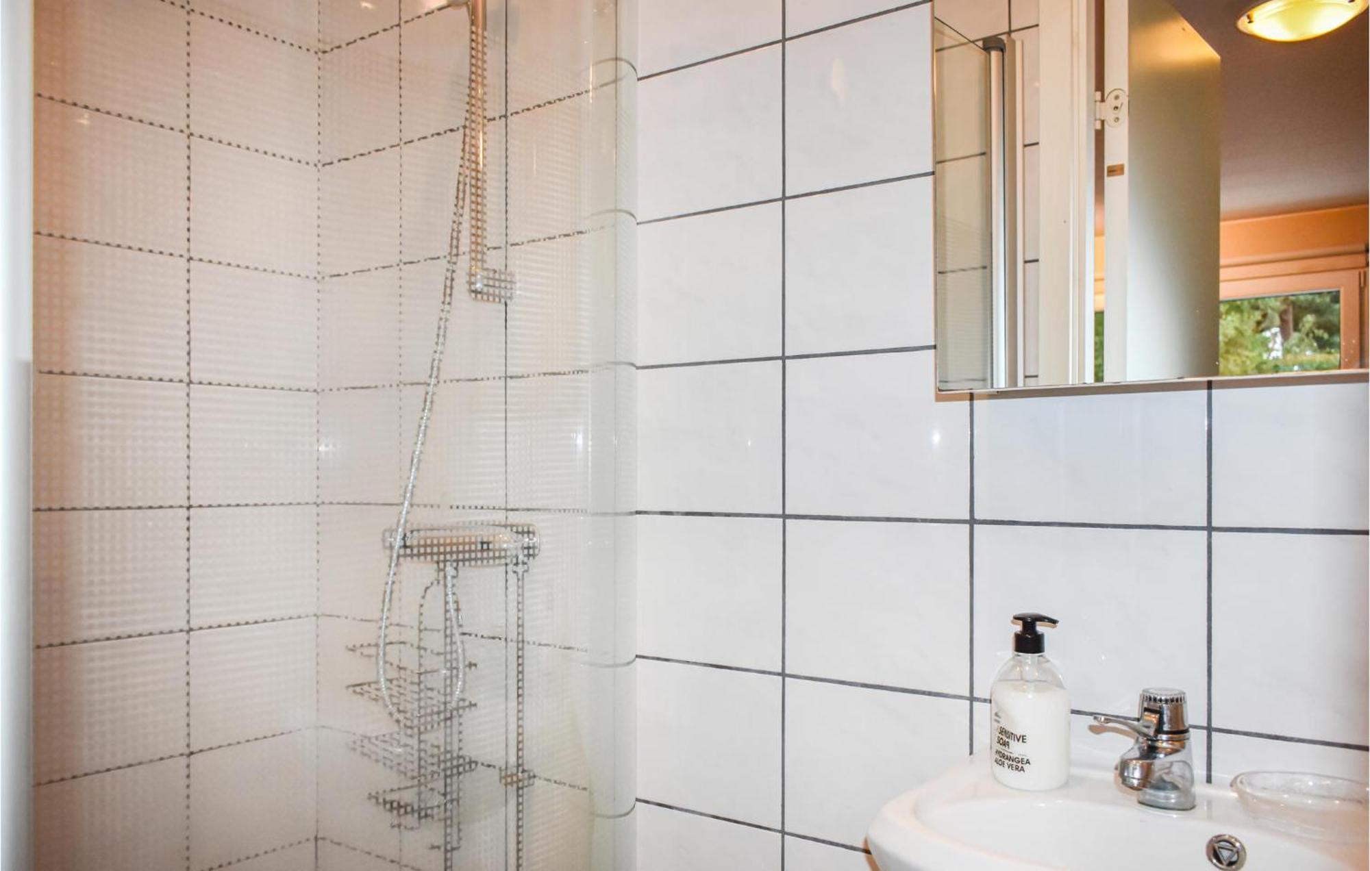 1 Bedroom Amazing Home In Hoellviken Exterior foto